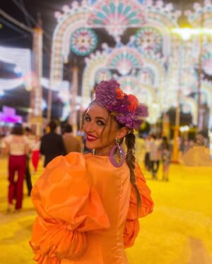 Mireya Bravo Instagram - Que no falten nunca los volantes💃🏼

________

Diseñadora: @rocio_montserrat1 
Complementos: @paraticomplementos 

#MireyaBravo #feriadelcaballo #jerezdelafrontera #flamenca #style #photo #feriajerez