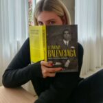 Miriam Giovanelli Instagram - Mi amiga @mfdezmiranda acaba de lanzar su tercer libro y estoy emocionada. En él, pone en valor la importancia de la autocrítica y cómo el perfeccionismo, en lugar de ser un látigo con el que castigarnos, debería ser un motor para mejorar y acercarnos a nuestros objetivos. Explora estos temas a través de la figura de Cristóbal Balenciaga, un maestro en la confección y en la forma de ser y hacer de aquellos que no dan nada por sentado. Con anécdotas chulísimas de Coco Chanel, Christian Dior, Diana Vreeland y Lorenzo Caprile, entre otros, María invita a reflexionar sobre la constante inmediatez en la que vivimos, que a menudo nos aleja de profundizar en el conocimiento y de disfrutar de una vida construida lentamente. Bravísima, amiga.