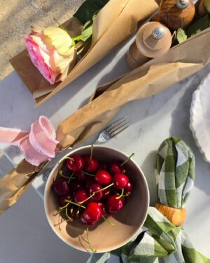 Miriam Giovanelli Instagram - Resumen de unos días chulísimos 🥲

1. 🍒🤤
2. Je suis a gustito.
3. Bonnieux, mon cheri.
4. "Cheese" es la palabra perfecta para hacerme sonreír.