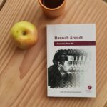 Miriam Giovanelli Instagram - Últimamente, además de comer manzanas, me he adentrado en la biografía de Hannah Arendt escrita por Samantha Rose Hill, que ofrece un buen panorama tanto de las circunstancias sociopolíticas de la filósofa como de sus nexos intelectuales con figuras como Kant, Husserl, Heidegger y Jaspers. Apta tanto para aquellos familiarizados con la obra de Arendt como para principiantes. También, he tenido la oportunidad de leer "La invención del sonido", lo último de Chuck Palahniuk, donde reflexiona sobre la mercantilización del sufrimiento y el poder del arte. Me he unido al canal "Del Campo a la Mesa" y he incursionado en el mundo de la compra directa a productores, concretamente a estos: @molnar_fruits @cooperativa_frusana @aguacatescereto @naranjasdaniel Aprovecho para agradecer la cantidad de info relacionada con este tema que me proporcionasteis. La última foto me la sacó mi amichi @iriavalinho_ recién salidas de @petra_mora, una tiendita gourmet en el barrio madrileño de Salesas con productos de pequeños productores de la geografía española. Seguiré compartiendo mis descubrimientos en este campo. Feliz semana 🌹