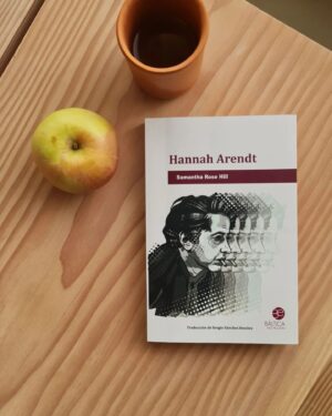 Miriam Giovanelli Instagram - Últimamente, además de comer manzanas, me he adentrado en  la biografía de Hannah Arendt escrita por Samantha Rose Hill, que ofrece un buen panorama tanto de las circunstancias sociopolíticas de la filósofa como de sus nexos intelectuales con figuras como Kant, Husserl, Heidegger y Jaspers. Apta tanto para aquellos familiarizados con la obra de Arendt como para principiantes.

También, he tenido la oportunidad de leer "La invención del sonido", lo último de Chuck Palahniuk, donde reflexiona sobre la mercantilización del sufrimiento y el poder del arte.

Me he unido al canal "Del Campo a la Mesa" y he incursionado en el mundo de la compra directa a productores, concretamente a estos:
@molnar_fruits
@cooperativa_frusana
@aguacatescereto
@naranjasdaniel

Aprovecho para agradecer la cantidad de info relacionada con este tema que me proporcionasteis. 

La última foto me la sacó mi amichi @iriavalinho_ recién salidas de @petra_mora, una tiendita gourmet en el barrio madrileño de Salesas con productos de pequeños productores de la geografía española.

Seguiré compartiendo mis descubrimientos en este campo.
Feliz semana 🌹