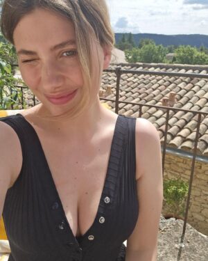 Miriam Giovanelli Instagram - Resumen de unos días chulísimos 🥲

1. 🍒🤤
2. Je suis a gustito.
3. Bonnieux, mon cheri.
4. "Cheese" es la palabra perfecta para hacerme sonreír.