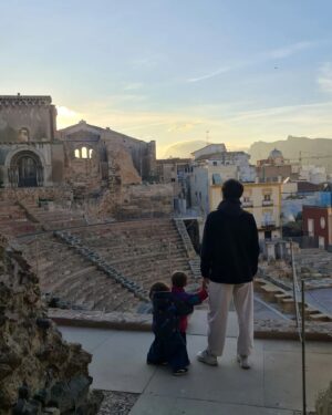 Miriam Giovanelli Instagram - Qué regalo que empezáramos el año visitando el Teatro Romano de Cartagena 🥲
1. Construido entre los años V y I a.C. y en uso hasta el siglo III, fue descubierto por un arqueólogo de la Universidad de Murcia, Sebastián Ramallo Asensio, en 1988.
2. Unas personas majísimas.
La intervención de Rafael Moneo, mediante un paso subterráneo que alberga el Museo y conecta de manera estratégica con el teatro realzando su monumentalidad, es de lágrima en el ojo.
Feliz vuelta al cole 🌹