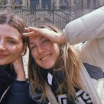 Miriam Giovanelli Instagram - Que el Camino es una metáfora del día a día lo tenía claro desde mi salida. Lo que no tenía tan claro es que había una vida en la que yo era capaz de hablarme y tratarme tan bien. Una vida en la que solo era posible darme ánimos, convertir la queja en aceptación y las inclemencias (y no solo climáticas) en factores externos que sortear para continuar. Una vida en la que se disfruta de la satisfacción durante el recorrido, ya que la meta es un objetivo que se cumple cada mañana que se vuelve a elegir caminar. #CaminoDeSantiago Merece una mención especial el sentido del humor de mi amiga @majoloss, capaz de allanar montañas. Qué suerte la mía 🤞✨️