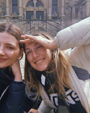 Miriam Giovanelli Instagram - Que el Camino es una metáfora del día a día lo tenía claro desde mi salida.

Lo que no tenía tan claro es que había una vida en la que yo era capaz de hablarme y tratarme tan bien. Una vida en la que solo era posible darme ánimos, convertir la queja en aceptación y las inclemencias (y no solo climáticas) en factores externos que sortear para continuar. 

Una vida en la que se disfruta de la satisfacción durante el recorrido, ya que la meta es un objetivo que se cumple cada mañana que se vuelve a elegir caminar.

#CaminoDeSantiago

Merece una mención especial el sentido del humor de mi amiga @majoloss, capaz de allanar montañas.
Qué suerte la mía 🤞✨️