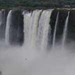 Miriam Giovanelli Instagram – 275 saltos, entre los que se encuentra una de las siete maravillas naturales del mundo: la Garganta del Diablo. 

El Parque Nacional de Iguazú me ha dejado sin respiración. Declarado Patrimonio de la Humanidad en 1984, alberga en su interior un único alojamiento construido durante la década de los 70: el @granmeliaiguazu, reinaugurado recientemente, que cuenta con acceso directo a los senderos y a una de las paradas del tren ecológico que recorre el camino hasta la garganta desde la entrada principal.

Mención especial merece la labor del parque para la recuperación y preservación de esta joya de la naturaleza, y la reproducción de especies, sin contacto humano, en peligro de extinción. 

Mi recomendación: no dejéis de hacer la excursión náutica “La Gran Aventura” de @iguazu.jungle, proporciona un punto de vista distinto de los saltos y además te lo pasas pipa.

Gracias @chicaelectricaa, además de tener la mejor cuenta para saber dónde zampar en Argentina, eres una guía y compañera de viaje excepcional ¡qué suerte la mía!.

Aprovecho para compartir también por aquí las cuentas “visit” que tienen info valiosísima sobre lo que hacer y cómo hacerlo en los destinos a conocer.

@visitargentina
@visit_iguazu