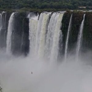 Miriam Giovanelli Instagram - 275 saltos, entre los que se encuentra una de las siete maravillas naturales del mundo: la Garganta del Diablo. El Parque Nacional de Iguazú me ha dejado sin respiración. Declarado Patrimonio de la Humanidad en 1984, alberga en su interior un único alojamiento construido durante la década de los 70: el @granmeliaiguazu, reinaugurado recientemente, que cuenta con acceso directo a los senderos y a una de las paradas del tren ecológico que recorre el camino hasta la garganta desde la entrada principal. Mención especial merece la labor del parque para la recuperación y preservación de esta joya de la naturaleza, y la reproducción de especies, sin contacto humano, en peligro de extinción. Mi recomendación: no dejéis de hacer la excursión náutica 