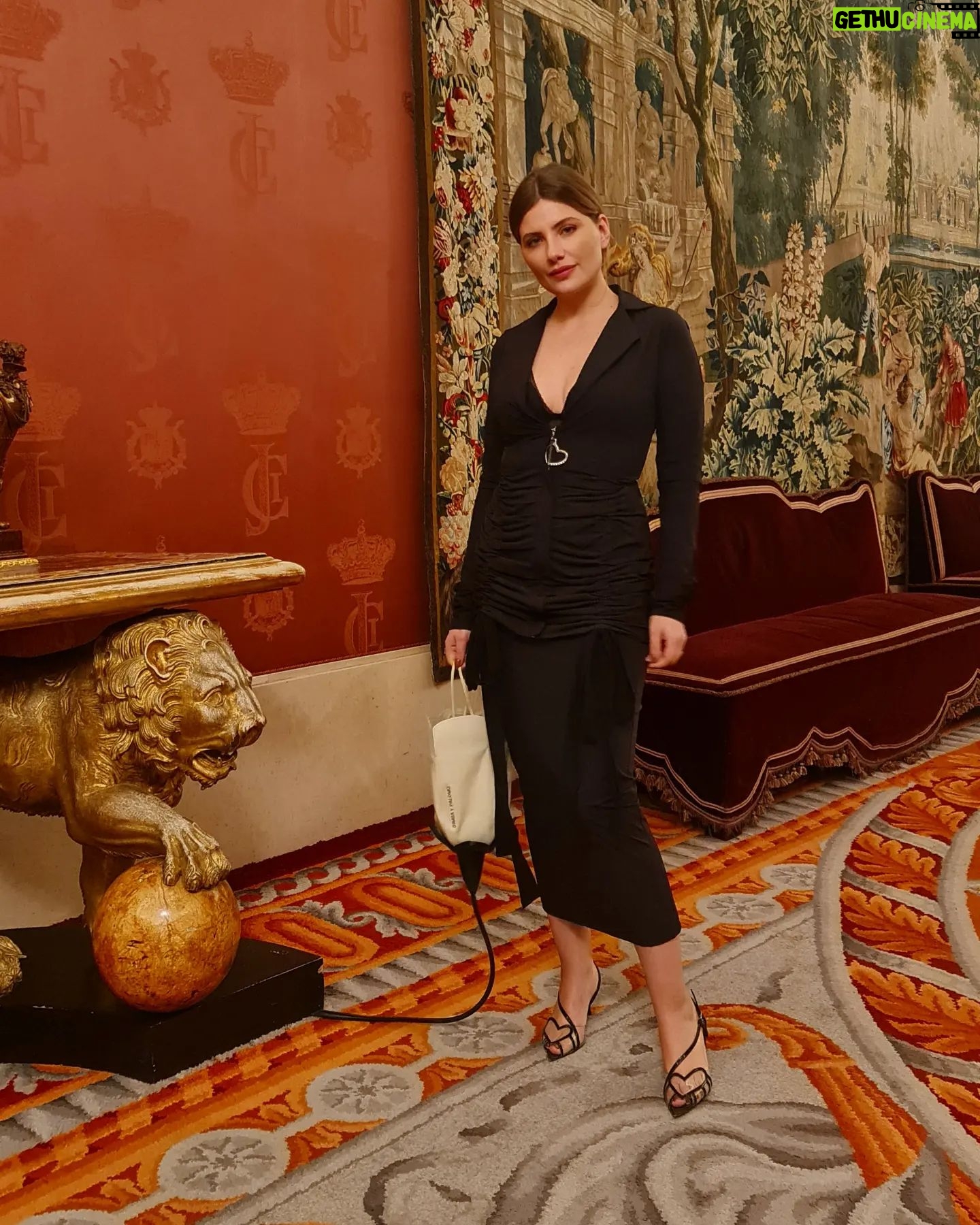 Miriam Giovanelli - 3 Likes - Anoche, en el salón de baile del Teatro Real, celebramos el inicio de la MBFWM. Gracias a todo el equipo de @holacom por compartir conmigo una fiesta tan inspiradora ✨️
💆🏻♀️ @pablorobledo_co #makeup x @beautyexpertlancome
💅🏻 @maisondebeautemadrid
🖤 @mrjuanvidal
🌹 @palomospain x @bimbaylola
🩰 @magritshoes