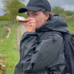 Miriam Giovanelli Instagram - No le puedo pedir más a mi segundo día caminando 🤞✨️ #CaminoDeSantiago 1. Cosorro. 2. Tarta de Santiago. 3. Caldo Gallego. 4. Miña amiguiña.