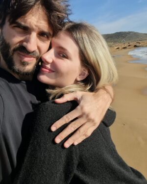 Miriam Giovanelli Instagram - Hogar es aquello que desordenamos entre todos sus habitantes. ¿Era así? No suspires, arquitecto.

Feliz cumpleaños, @xabierortega 🫀 
Gracias por construir un hogar en el que celebrarte cada día. 
Que cumplas muchos y que los cumplas feliz.