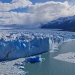 Miriam Giovanelli Instagram - 📍 Glaciar Perito Moreno. La lección aprendida en esta ocasión es la importancia de planificar la visita teniendo en cuenta las distancias para poder coordinar con los transportes que salen desde el aeropuerto y las excursiones que se realizan dentro del Parque de los Glaciares 😅 No puedo dejar de recomendar @viajar_en_patagonia a todos aquellos que, como nosotras, no hayan realizado esos cálculos previamente y/o busquen traslados privados. GRACIAS, Bismar, por la clase de geografía, flora y fauna que nos brindaste durante el viaje. Antes de continuar hacia El Chaltén, donde gozamos de unos días de trekking dignos de publicación propia, hicimos noche en @destino.calafate y nos pareció que tenía una ubicación fetén para conocer la ciudad. ¡Ah! Mi amiga @majoloss, que es una viajera experta, recomienda mucho las cabañas de @losponchosboutique 🌹 Ahí lo dejo. ¡Viva Argentina! @elcalafatetierradeglaciares