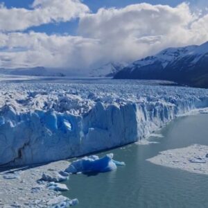 Miriam Giovanelli Instagram - 📍 Glaciar Perito Moreno.
La lección aprendida en esta ocasión es la importancia de planificar la visita teniendo en cuenta las distancias para poder coordinar con los transportes que salen desde el aeropuerto y las excursiones que se realizan dentro del Parque de los Glaciares 😅
No puedo dejar de recomendar @viajar_en_patagonia a todos aquellos que, como nosotras, no hayan realizado esos cálculos previamente y/o busquen traslados privados. GRACIAS, Bismar, por la clase de geografía, flora y fauna que nos brindaste durante el viaje.
Antes de continuar hacia El Chaltén, donde gozamos de unos días de trekking dignos de publicación propia, hicimos noche en @destino.calafate y nos pareció que tenía una ubicación fetén para conocer la ciudad.
¡Ah! Mi amiga @majoloss, que es una viajera experta, recomienda mucho las cabañas de @losponchosboutique 🌹 Ahí lo dejo.
¡Viva Argentina!
@elcalafatetierradeglaciares