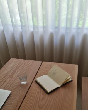 Miriam Giovanelli Instagram - Libros, libros, libros... que nunca nos falten las ganas de sentir 🫀 #DiadelLibro

#AngelGonzalez
#NadaGrave