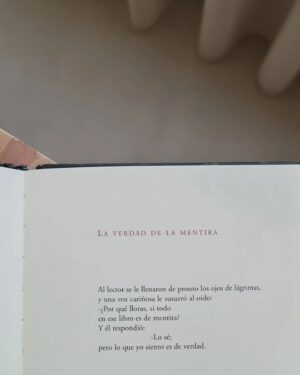 Miriam Giovanelli Instagram - Libros, libros, libros... que nunca nos falten las ganas de sentir 🫀 #DiadelLibro

#AngelGonzalez
#NadaGrave