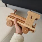 Miriam Giovanelli Instagram – La artesanía trasciende el mero objeto; es una narrativa, una habilidad transmitida y un homenaje a la singularidad. 

Consumir artesanía no solo fomenta, sino también respalda valores fundamentales como la creatividad, la tradición, el apoyo a comunidades locales y la sostenibildad. 

Por eso, me uno a la iniciativa que destaca la importancia de generar sinergias entre el mundo del diseño y la artesanía, compartiendo una de nuestras piezas favoritas del taller “El Juguete” de @mangeldelatorre en Cuenca.

@artesania_clm
#compartelegadoartesano