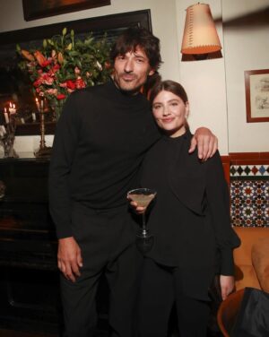 Miriam Giovanelli Instagram - ¡Qué bien lo pasamos! 🤞✨️ Gracias @andresvelencoso por una noche chulísima celebrando tu @ooto_oficial 🌹 @carrizocomunicacion
