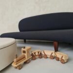 Miriam Giovanelli Instagram – La artesanía trasciende el mero objeto; es una narrativa, una habilidad transmitida y un homenaje a la singularidad. 

Consumir artesanía no solo fomenta, sino también respalda valores fundamentales como la creatividad, la tradición, el apoyo a comunidades locales y la sostenibildad. 

Por eso, me uno a la iniciativa que destaca la importancia de generar sinergias entre el mundo del diseño y la artesanía, compartiendo una de nuestras piezas favoritas del taller “El Juguete” de @mangeldelatorre en Cuenca.

@artesania_clm
#compartelegadoartesano