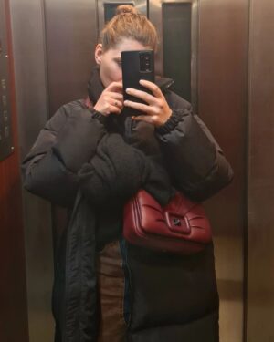 Miriam Giovanelli Instagram - Últimamente 

1. Mesa para dos.
2. "La invención del sonido" de Chuck Palahniuk.
3. Cuando el invierno es invernal.
4. Un artista cuya obra se desvanece con el último bocado.
5. Por las vías de la imaginación.
6. Bajo el té kukicha se revela la magdalena que devoré.
7. El día que descubrí el spinnig, boxeo y barré.