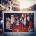 Miriam Giovanelli Instagram - Hoy es el cumpleaños de Roma, ciudad que me trajo al mundo. Roma no es eterna como lo son algunas ideas. Su eternidad es la del amor, que se materializa en la piel. Es eterna porque fue el final de todos los caminos, de todas las pisadas. Sus piedras, manoseadas. Sus piedras, recolocadas una y otra vez, crearon mundos nuevos. Siento en el alma que no todos sepamos caminar entre ruinas y que se pueda tergiversar lo que sentimos. Como hacen los que juzgan desde el anonimato y la cultura del "zasca" en vez de abrir de forma pacífica las conversaciones. Se ha perdido la mano alzada en la plaza pública, mirar a los ojos a aquel que nos habla, nos atrevemos a cualquier cosa y pensamos que estamos dialogando cuando lo que estamos haciendo es relamernos en el espejo, perder la ciudadanía, perder el ágora. Todos los caminos conducen a las Redes Sociales y hay algo peor que romper capiteles y no hago apología del maltrato al patrimonio, sino della bellezza.