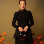 Miriam Giovanelli Instagram - Morir no significa dejar de existir, sino más bien transformarse para seguir viviendo en el recuerdo de aquellos que nos sobreviven. Gracias @voguespain @ineslorenzo y @donjuliotequila por compartir conmigo una de las tradiciones más preciosas que existen: la de honrar y agradecer a quienes ya no están entre nosotros, de la mano de los auténticos maestros @casademexicoenespana ❤️‍🔥 ¡Viva México! 📸 @danidjorge & @flaviorsolato 🧚🏻‍♀️ @maria_escote x @desigual 💄 @mariaverano.mk 💅🏻 @maisondebeautemadrid 💝 @pepasalazar #GaladeDíadeMuertos