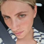Miriam Giovanelli Instagram – Estos días 🫀

Bajando la escalera, el Mediterráneo.
La descripción más precisa y completa de Cher es, sin lugar a dudas, “Cher”.
No hay mal que cien años dure, ni pena que el chocolate no cure.
“Mira a esa chica” de Cristina Araújo Gámir.
Te quiero mogollón como la sandía al melón.
Sonriendo internamente.
Joyas conservadas.
La brisa de su niñez danza en las rocas de tus playas.