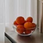Miriam Giovanelli Instagram - Últimamente, además de comer manzanas, me he adentrado en la biografía de Hannah Arendt escrita por Samantha Rose Hill, que ofrece un buen panorama tanto de las circunstancias sociopolíticas de la filósofa como de sus nexos intelectuales con figuras como Kant, Husserl, Heidegger y Jaspers. Apta tanto para aquellos familiarizados con la obra de Arendt como para principiantes. También, he tenido la oportunidad de leer "La invención del sonido", lo último de Chuck Palahniuk, donde reflexiona sobre la mercantilización del sufrimiento y el poder del arte. Me he unido al canal "Del Campo a la Mesa" y he incursionado en el mundo de la compra directa a productores, concretamente a estos: @molnar_fruits @cooperativa_frusana @aguacatescereto @naranjasdaniel Aprovecho para agradecer la cantidad de info relacionada con este tema que me proporcionasteis. La última foto me la sacó mi amichi @iriavalinho_ recién salidas de @petra_mora, una tiendita gourmet en el barrio madrileño de Salesas con productos de pequeños productores de la geografía española. Seguiré compartiendo mis descubrimientos en este campo. Feliz semana 🌹