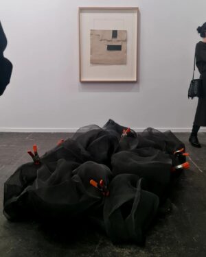 Miriam Giovanelli Instagram - En la renovación del arte escultórico de los años ochenta en España, Susana Solano fue una de las figuras principales. 

Su habilidad y enfoque a la hora de trabajar con materiales como el hierro y el hormigón desafiaban las convenciones de género en un ámbito tradicionalmente dominado por hombres.

#SusanaSolano
@carrerasmugica
@feriaarco

#8M