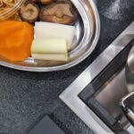 Miriam Giovanelli Instagram – Ottessa Moshfegh escribió “Mi año de descanso y relajación”, en mi caso, son cuatro días, pero yo además de a eso, que lo estoy haciendo y mucho, estoy aprendiendo.

Explorando la nutrición saludable y alcalinizante para vivir más, pero sobre todo para vivir mejor. Me he sumergido en el funcionamiento del cerebro, concretamente del mío, y su plasticidad con técnicas de estimulación transcraneales y ha sido alucinante. He descubierto el watsu, la meditación más profunda y prolongada que he hecho en mi vida, y estoy fascinada con la medicina china y sus beneficios para la prevención de enfermedades.

Además, me voy de aquí con un libro de recetas chulísimo 🥰 Las compartiré por si alguien se anima.

@shawellness
#myshaexperience