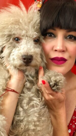 Miriam Lanzoni Instagram - Como poner en palabras este dolor. 💔
Juré que este día no llegaría, x esas cosas que tiene la Magia pensé que nunca te ibas a ir mi compañero.
MI CHOCO
MI VIDA 
Y la teoría dice que estas, y si, así es, xq vas a vivir por siempre en mi corazón.
Pero la tristeza que siento x tu partida física mi Choquito.. es inexplicable, es ácido que me está quemando. 
Me vas a hacer mucha falta, mucha… si entendías todo, si tres lengüetazos tuyos lo curaban todo.
Con decirte que anoche, que fue la primera noche sin vos, no pude volver a dormir a la cama que compartíamos mi viejito..
18 años de puro amor, respeto, grandeza, honestidad, lealtad, de acompañarnos.
Te amo y te voy a amar siempre.
Cuanto aprendí de vos!
Y se que estuve a la altura de un ser como vos, REY 
Gracias x llegar a mi vida y colmarla de Magia buena.
Gracias x ser mi hijo.
Gracias x ser tan incondicional.
Gracias CHOCO 
Se que fuiste tan feliz como yo, lo sé.
Y fuiste libre mi amor.
Ahora hay una estrella con rulitos 😍