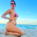 Miriam Lanzoni Instagram - El tiempo es sagrado, por eso no lo malgasto bb🚀 @anais_bikinis