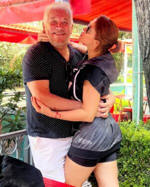 Miriam Lanzoni Instagram - Otro proyecto juntos ❤️🎬
Y que proyecto @arnaldoandreoficial 
La dicha es enorme e infinita⚡️
No me toca besarte, pero yo tiro pico igual, que queres que te diga?