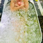 Miriam Lanzoni Instagram - Método Wim Hof en el Bosque de hielo Con ella @carolakirkby Que hizo que fuese mágico Soy de las que creen que las cosas son lo que son, pero la magia esta de quien vas acompañado. Carola, no solo es instructora de este método, sino que le pone un amor y entrega que lo transforma en otra cosa ❄️❤️ La ciencia lo avala, y son muchos los beneficios de este método: •Fortalece el sistema inmunológico •Reduce el estrés •Potencia la concentración y claridad mental •Libera DOPAMINA que eleva la sensación de placer y felicidad •Mejora la circulación Y puedo seguir y seguir Para mi fue un antes y un después… una tarde de viajar hacia algo nuevo, cositas deliciosas caseritas, aguas riquísimas, etc Conozcan a esta mujer, yo sé xq se los digo.. @carolakirkby