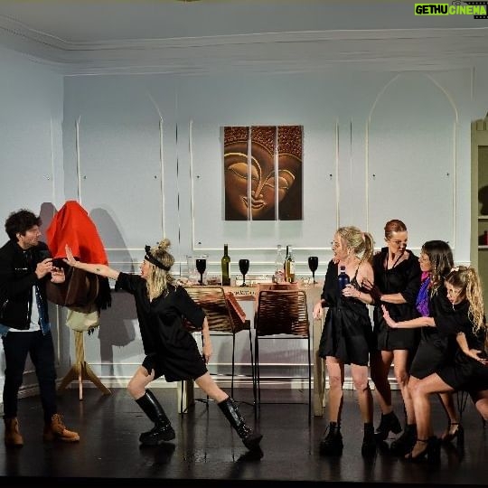 Miriam Lanzoni Instagram - así se disfrutan las funciones de NUNCA TE FIES DE UNA MUJER DESPECHADA ❤🔥🔪 🤩🤣 ¿qué estas esperando para venir a reir de pricipio a fin? ¡TE ESPERAMOS! 📆 VIER, SÁB & DOM 🕗 20.00 HS. 📍@teatropremier 🎟 ENTRADAS POR @plateanet 🔗 Link en bio o en historias 🎭 ELENCO: @miriamlanzoni @carballo.sabrina @fiammacurtosi @nancygay_ @fabio.di.tomaso @micalapegue 🎬LIBRO y DIRECCIÓN: @hernankra COORDINADOR DE PRODUCCIÓN: @miguelcatalan24 📑PRODUCCIÓN EJECUTIVA: @candelambr ASISTENCIA DE PRODUCCIÓN: @ivanvalentti 👚VESTUARIO: @by.juansanti 🛋 DISEÑO DE ESCENOGRAFÍA: @vanesaabramovich 📸FOTOS: @nacholunadei 👩🏻💻DISEÑO GRÁFICO: @victorianopololla 🛜REDES: @boriaaudiovisual 🎥PRENSA: @agenciaab 🪮ESTILISMO: @mbsalonok 💄MAKE UP: @Lug.makeup para @rominacaponmakeup 🎬PRODUCCIÓN GENERAL: @feldman.santacruz 🤗Agradecimientos: @baireswood @keto.rtas @lanuevasantelmo @mifincagamboa @youknowmoda @lfc_shoes @fv_indumentaria @filippas.clothes @las.gladiolas @andressa_lingerie @rovalmuebles @riminiresto @sweethomepalermosoho . . . . . #nuncatefiesdeunamujerdespechada #teatropremier #teatro #comedia #risas #CulturaBA #planazo #finde #obradeteatro #venganza #despecho