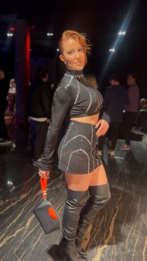 Miriam Lanzoni Instagram - Encendamos el amor propio siempre 🚀
Y este look tan poderoso 
@roshoficial 
@idi_make_up_oficial 
@givenchy el clutch