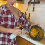 Miriam Lanzoni Instagram - ZAPALLO DE LA REINA: Como soy cocinera eximia según yo y según mis comensales, además amo hacerlo… les comparto cosas ricas inventadas por mi la mayoría.. Cocinar el zapallo en horno Mientras hacemos el relleno: Pollo/ carne/ atún/ o alternativa de arroz o verdura si sos vegano. Cebolla Morron Ajo Ricota opcional Huevos 4 aprox Queso cremoso o el que tengas Sal y condimentos En el vídeo está la preparación que es muy fácil y sos Maru Bottana Esto es porno/ romantic ❤️🔥