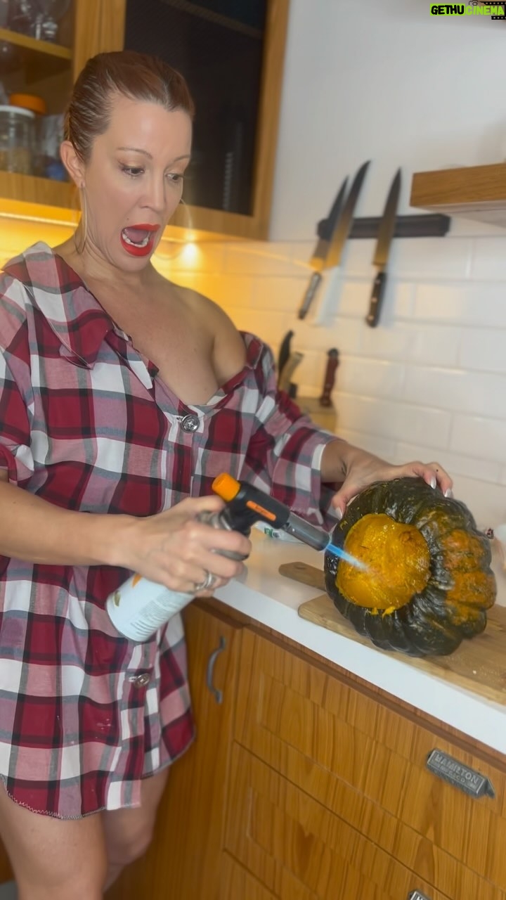 Miriam Lanzoni Instagram - ZAPALLO DE LA REINA: Como soy cocinera eximia según yo y según mis comensales, además amo hacerlo… les comparto cosas ricas inventadas por mi la mayoría.. Cocinar el zapallo en horno Mientras hacemos el relleno: Pollo/ carne/ atún/ o alternativa de arroz o verdura si sos vegano. Cebolla Morron Ajo Ricota opcional Huevos 4 aprox Queso cremoso o el que tengas Sal y condimentos En el vídeo está la preparación que es muy fácil y sos Maru Bottana Esto es porno/ romantic ❤️🔥