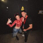 Miriam Rodríguez Instagram - fotitos de alicante & the best team ❤️‍🔥 mejor rodeada imposibleeeeeeee. #linearojatour 🔥🚀 este finde 🔜 VALLADOLID Y GIJÓNNNNNNNNNNNNNNNN a quién veo ahí? 🫶🏼 lookinnn @bershka x @finallypress boots @drmartensofficial x @pelonio 🖤
