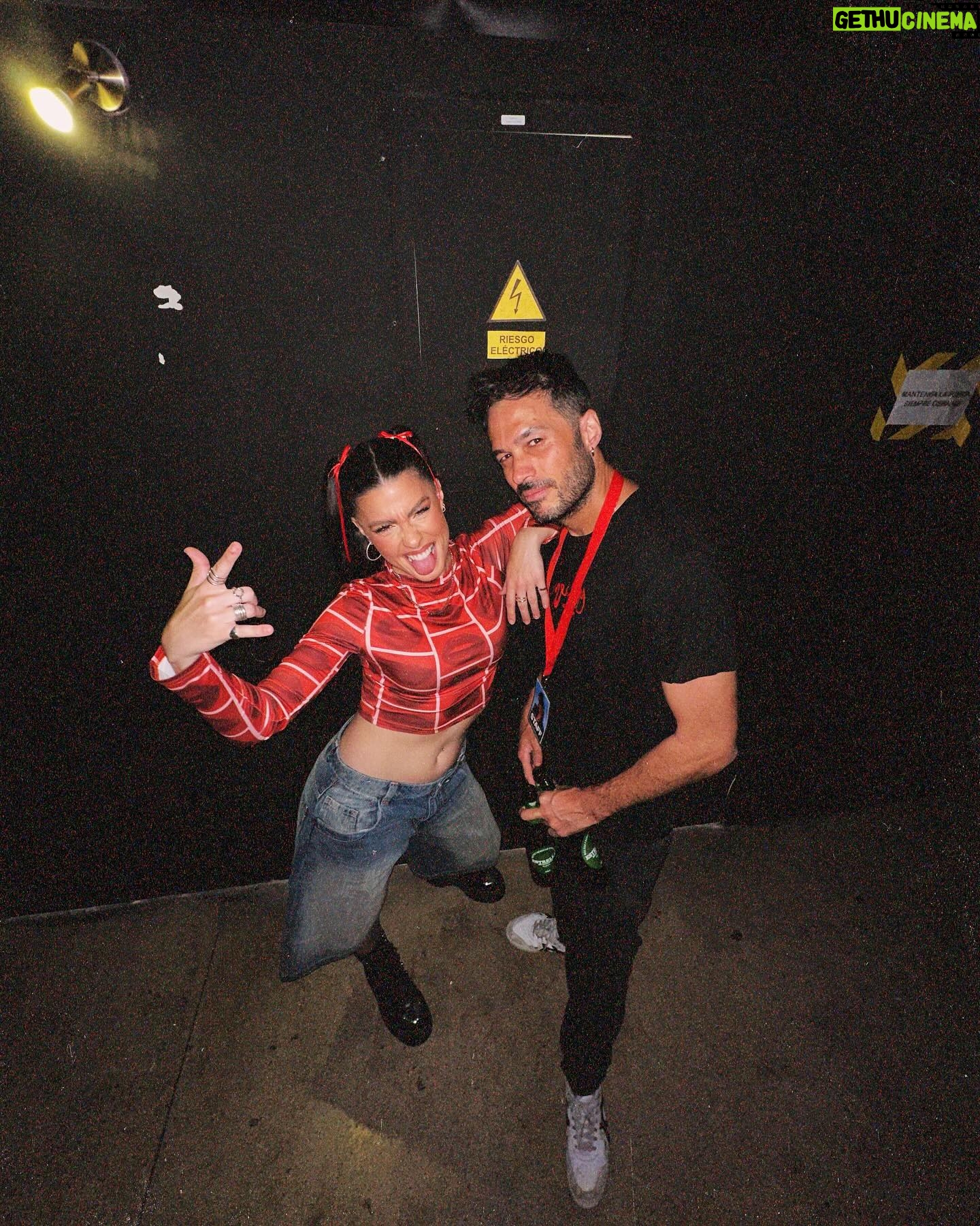 Miriam Rodríguez Instagram - fotitos de alicante & the best team ❤️🔥 mejor rodeada imposibleeeeeeee. #linearojatour 🔥🚀 este finde 🔜 VALLADOLID Y GIJÓNNNNNNNNNNNNNNNN a quién veo ahí? 🫶🏼 lookinnn @bershka x @finallypress boots @drmartensofficial x @pelonio 🖤