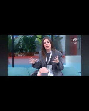 Miriam Rodríguez Instagram - Empezar el año así. Con la misma ilusión, responsabilidad y respeto que hace 6 años, pero esta vez del otro lado y reviviendo muchas emociones… ✨ Me llevo el corazón lleno de amor con esta experiencia; conocerles y compartir un rato con todxs ellxs ha sido increíble y son maravillosxs🍾❤️‍🩹🥹 Gracias a todas las personas bonitas que durante estos dos días me habéis enviado tantos mensajes de cariño, me siento agradecida y afortunada. 

Gracias por la oportunidad y la confianza @operaciontriunfo 🙏 a todxs lxs profes y a todo el equipazo que está detrás de las cámaras que hacéis esto posible. A mis @mariaplateromakeup y @elenasanchez7743 que son unas cracks ✨
Gracias a mis compis de mesa por la acogida y hacerme sentir una más @pablorouss_ @crisregatero y @buikamusic 🫶🏼 Y gracias a mi querida @chenoa porque tu abrazo siempre es un lugar seguro para mí, te admiro.

fotitos @joseirun_fotografia 📸🫶🏼
lookingggggggg @davidrivas___ x @houseofcbes 

os quiero, feliz2O24 
MR
