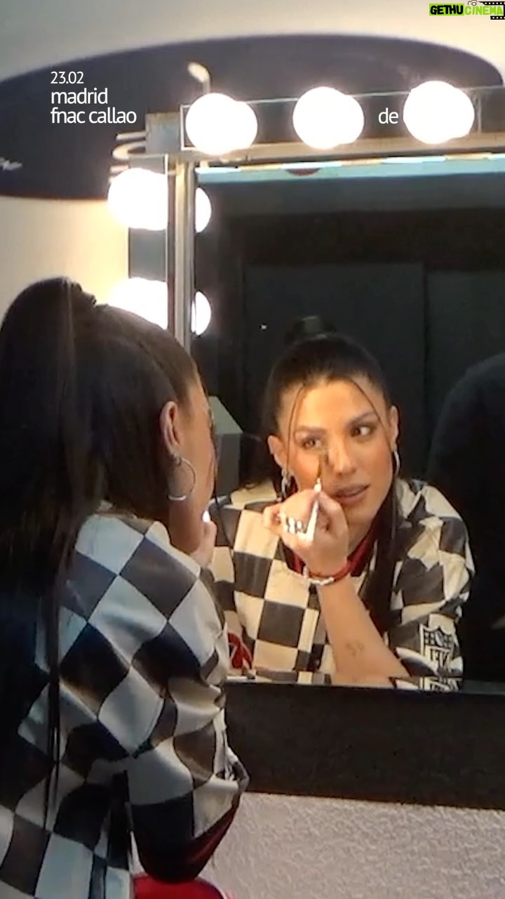 Miriam Rodríguez Instagram - ASÍ FUE LA FIRMA DE MADRIDDDDD EN EL FNAC DE CALLAO, GRACIAS DE ❤️🩹🫂 A TODAS LAS PERSONAS QUE HABÉIS VENIDO A COMPARTIR ESTE DIA TAN ESPECIAL :) NOS VEMOS ESTA TARDE EN SEVILLA!!!!!!!!! ECI DE SANJUAN A LAS 18h 🧨🚀❤️🔥✨ #lineasrojas @migvlz 🫶🏼