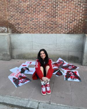 Miriam Rodríguez Instagram - Uffffffff esto está siendo una auténtica locura😵‍💫😭, pero nunca me había sentido tan arropada y segura de que será la mejor noche de mi vida; el 31 DE ENERO cantaremos y gritaremos juntxs QUE VALIÓ LA PENA FALLAR✨🚀🥹⭐️😭 Lo que está pasando y lo que estáis haciendo es tremendo, GRACIAS DE CORAZÓN 🫂❤️‍🩹 a todas las personas que ya tenéis vuestras entradas, os prometo que será el mejor showwwwwwww de mi carrera🥹🫂😭🚀❤️‍🩹😵‍💫🥹✨🧨❤️‍🔥

GRACIAS a todo mi equipo por el trabajo incansable, x confiar en esto y en todas mis locuras; y a mis amigos x estar y sumar siempre, sois LOS MEJORES. @migvlz @josejuanvisiedo 🫶🏼🥲⭐️🧠❤️
@miriamzambrano__ @efren.rg @chuspi79 @artistikproducciones 💥

LINK EN LA BIOOOOO y storiessss PARA LAS ENTradukisSssS de LASVENTASSSSS 🧨🚨🥲