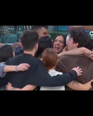 Miriam Rodríguez Instagram - Empezar el año así. Con la misma ilusión, responsabilidad y respeto que hace 6 años, pero esta vez del otro lado y reviviendo muchas emociones… ✨ Me llevo el corazón lleno de amor con esta experiencia; conocerles y compartir un rato con todxs ellxs ha sido increíble y son maravillosxs🍾❤️‍🩹🥹 Gracias a todas las personas bonitas que durante estos dos días me habéis enviado tantos mensajes de cariño, me siento agradecida y afortunada. 

Gracias por la oportunidad y la confianza @operaciontriunfo 🙏 a todxs lxs profes y a todo el equipazo que está detrás de las cámaras que hacéis esto posible. A mis @mariaplateromakeup y @elenasanchez7743 que son unas cracks ✨
Gracias a mis compis de mesa por la acogida y hacerme sentir una más @pablorouss_ @crisregatero y @buikamusic 🫶🏼 Y gracias a mi querida @chenoa porque tu abrazo siempre es un lugar seguro para mí, te admiro.

fotitos @joseirun_fotografia 📸🫶🏼
lookingggggggg @davidrivas___ x @houseofcbes 

os quiero, feliz2O24 
MR