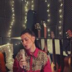 Miriam Rodríguez Instagram – echar de menos (duele) 🥀 
desde casa 
gracias x todo el cariño q le estáis dando a esta canciónnnnnn no queda nada para vernos en el TTOUURRRRR (UN MES🫠) y cantarla a pleno pulmón juntxs🫂❤️‍🩹

camisiña de mi @laurasensesclothing ✨