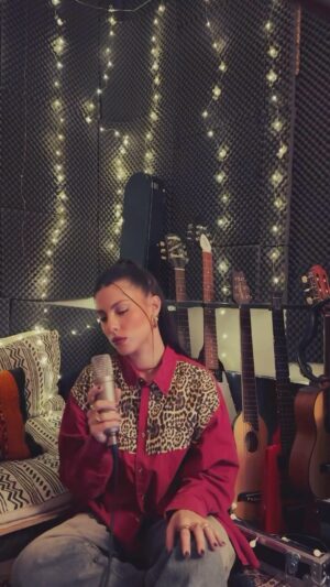 Miriam Rodríguez Instagram - echar de menos (duele) 🥀 
desde casa 
gracias x todo el cariño q le estáis dando a esta canciónnnnnn no queda nada para vernos en el TTOUURRRRR (UN MES🫠) y cantarla a pleno pulmón juntxs🫂❤️‍🩹

camisiña de mi @laurasensesclothing ✨