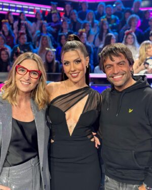 Miriam Rodríguez Instagram - Empezar el año así. Con la misma ilusión, responsabilidad y respeto que hace 6 años, pero esta vez del otro lado y reviviendo muchas emociones… ✨ Me llevo el corazón lleno de amor con esta experiencia; conocerles y compartir un rato con todxs ellxs ha sido increíble y son maravillosxs🍾❤️‍🩹🥹 Gracias a todas las personas bonitas que durante estos dos días me habéis enviado tantos mensajes de cariño, me siento agradecida y afortunada. 

Gracias por la oportunidad y la confianza @operaciontriunfo 🙏 a todxs lxs profes y a todo el equipazo que está detrás de las cámaras que hacéis esto posible. A mis @mariaplateromakeup y @elenasanchez7743 que son unas cracks ✨
Gracias a mis compis de mesa por la acogida y hacerme sentir una más @pablorouss_ @crisregatero y @buikamusic 🫶🏼 Y gracias a mi querida @chenoa porque tu abrazo siempre es un lugar seguro para mí, te admiro.

fotitos @joseirun_fotografia 📸🫶🏼
lookingggggggg @davidrivas___ x @houseofcbes 

os quiero, feliz2O24 
MR