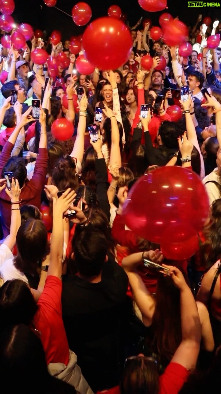 Miriam Rodríguez Instagram - Sigo aquí. MADRID. Emocionada e infinitamente feliz y agradecida 🥹✨ una noche que no voy a olvidar nunca, como una niña saliendo a jugar rodeada de familia, amigos y el mejor público que se puede tener 🎈GRACIAS por volver; gracias por ESTAR. Se sintió fuerte… El 31 de enero seremos la raíz rompiendo el suelo… NO TENGO PALABRAS. Nos lo debemos. OS QUIERO para siempre🌙 el mejor teammmmmmmmmmmm a mi lado OS QUIERO SOIS LOS MEJORESSSSSSSSS ⭐️🧨 @arti._.vinyl @carlosmartinbass @goiko_martinez #angelpaz @gfernandezmusic @marcllopis @alex_hijo #lomba @nachomartinezvi @chuspi79 @artistikproducciones @miriamzambrano__ @efren.rg @laiiaprez 📹 @andreaa_canal 🚐y la furgo más molonaaaaaaaa 🏎️🚗 🏁 @okmobility #okmobility 🤗 #línearojatour look con missssss 🛼 NEWROCKKKKK @newrock AMO 🧨🚀✨❤️🔥