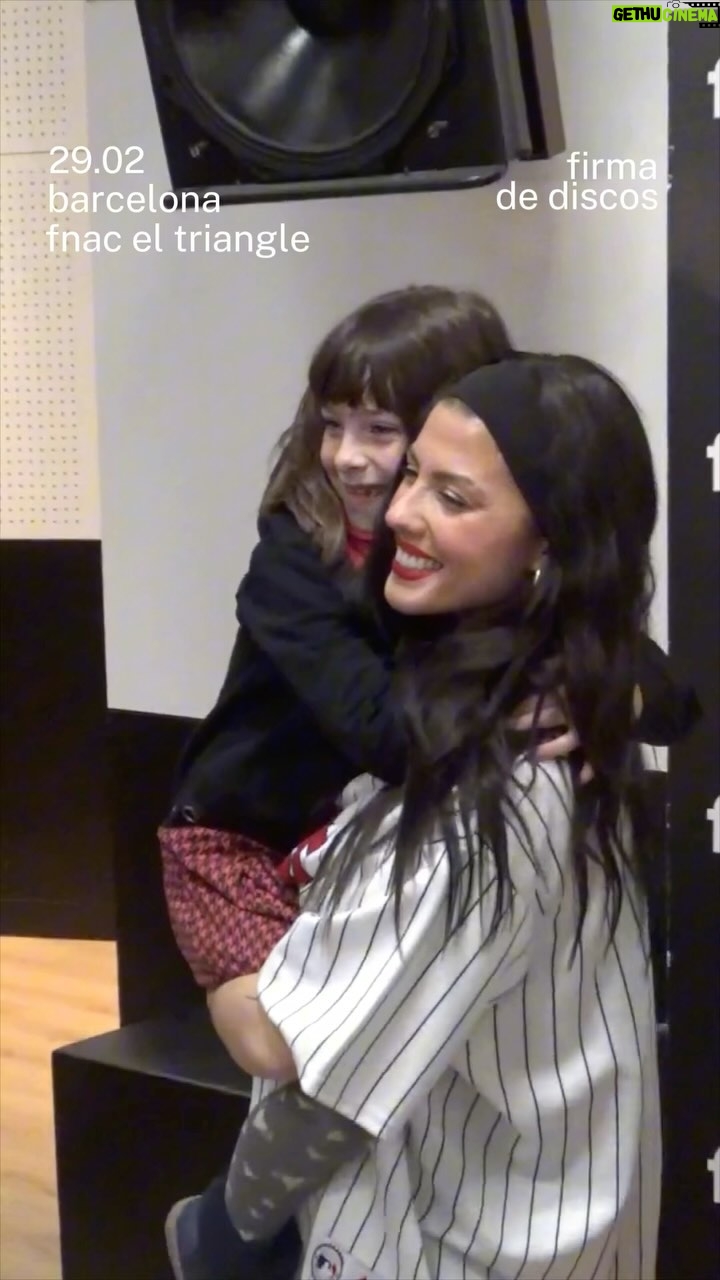 Miriam Rodríguez Instagram - BARCELONA NO TENGO PALABRAS PARA LO DE AYER🥹🙏😭🫂❤️🩹GRACIAS!!!!!!! Esta tarde nos vemos en BILBAO 🚀🧨 firmando líneas rojas a las 19h en el Fnac!!!!!!! OS QUIEROOOOOOOOOOO