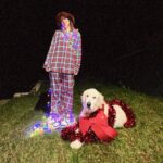 Miriam Rodríguez Instagram - este año nos demoramos un poco, pero aquí estamos como cada año, con mi pijama fav y amoroso de @tezenisofficial 🧸 (me encantan los pijamas de cuadritos), mi vaca peluda monísimo con su lazo rojo y resistiendo al frío del norte juntos ❄️☃️, feliZzzzzNavidad migente bonita 🎄❤️‍🩹🥂a todas las personas que la estáis compartiendo con vuestros seres queridos y sobre todo un abrazo apretao, mucha fuerza y mucha luz para todxs aquellos que están pasando un momento complicado y estas fechas lejos de los suyos, de todo❤️‍🩹 os quiero