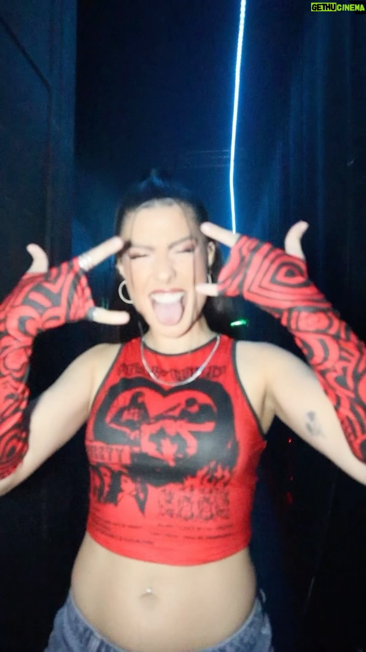 Miriam Rodríguez Instagram - El viernes en BARCELONA fue una LOCURA🔥 No sé cómo expresaros la felicidad y el agradecimiento que siento dentro. GRACIAS DE CORAZÓN. T’estimo MOLT❤️🫂🚀 próxima parada 🔜 ALICANTE!!!! #línearojatour está siendo un sueññññññño🥹 el mejor teammmmmmmmmmmm ⛓️ @goiko_martinez @arti._.vinyl #angelpaz el crack de @vincen_garcia cubriendo el flow de @carlosmartinbass 🧨🔥 @marcllopis @alex_hijo #lomba @nachomartinezvi @chuspi79 @miriamzambrano__ @efren.rg 🫂✨♥️📸 @laiiaprez 📹 @andreaa_canal lasmejoresss 🏎️💨ON the ROAD w/ @okmobility #okmobility thebestt