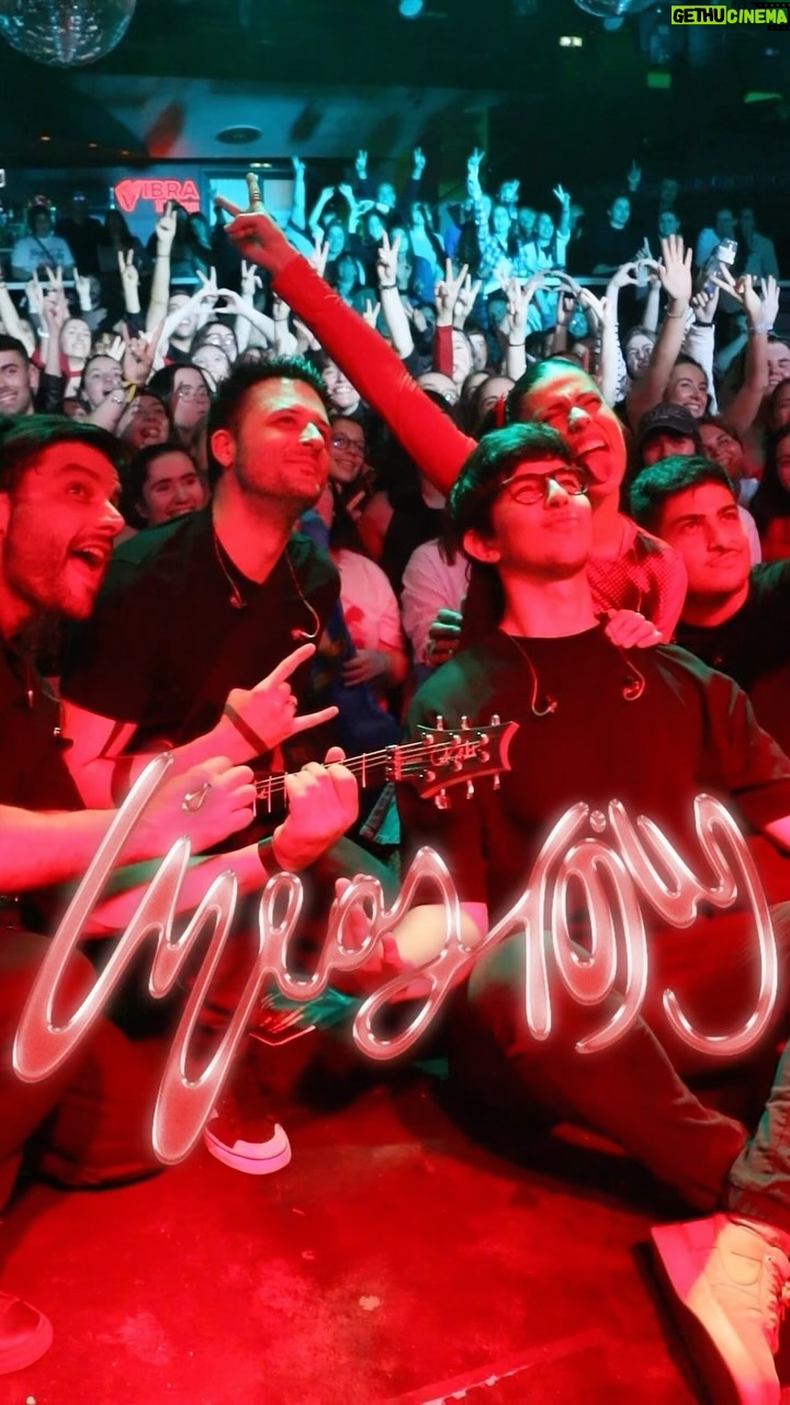Miriam Rodríguez Instagram - GIJÓN❤️🩹🥹 en 50 segundos se resume lo que está siendo para mí este tour. Hacía mucho, pero mucho tiempo que no me emocionaba tanto encima de un escenario. Conectar, disfrutar y ser feliz a partes iguales. Gracias por todo lo que tengo, gracias por estar y por compartir. QUEDAN 3. Zaragoza, Madrid y Sevilla. Ojalá 300 más. Os quiero de aquí a la 🌙 ida y vuelta. El mejor público, el mejor equipo. Por las veces que yo desde el sofá de mi casa soñé con volver a vivir todo esto… seguimos 🚀🧨 GRACIAS 🙏🫂🤧🥺❤️🩹 @arti._.vinyl @carlosmartinbass @goiko_martinez #angelpaz @marcllopis @alex_hijo @nachomartinezvi #lomba @chuspi79 @artistikproducciones @miriamzambrano__ @efren.rg @andreaa_canal 🤍 📹 @andreaa_canal 🏁🚗🏎️🚀🚐 @okmobility #okmobility